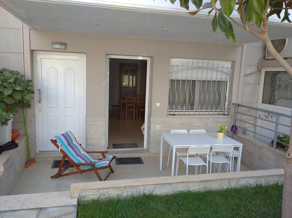 Appartement Δεσποινα à Néa Péramos Extérieur photo
