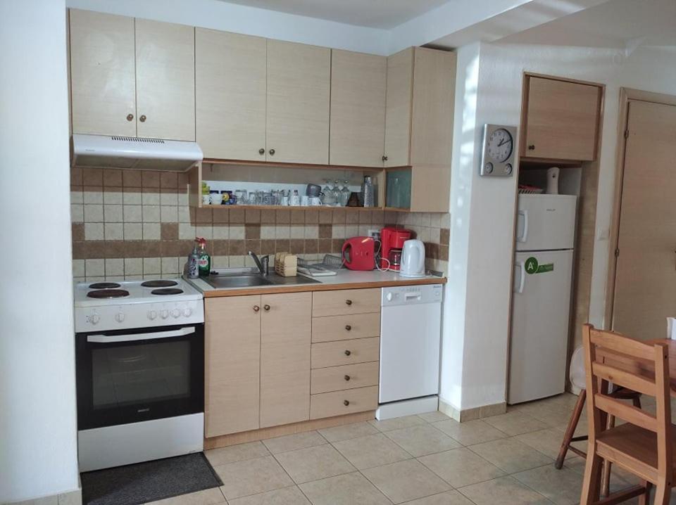 Appartement Δεσποινα à Néa Péramos Extérieur photo